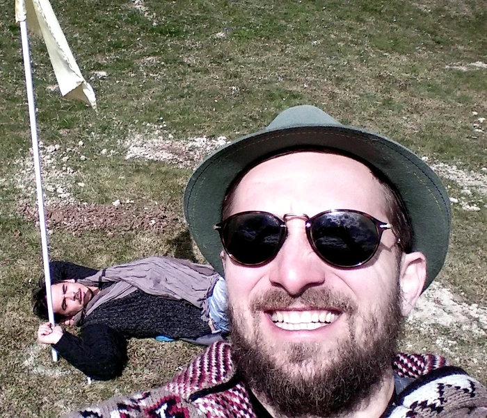 Dani Oţil se distrează de minune în aer liber, alături de Răzvan