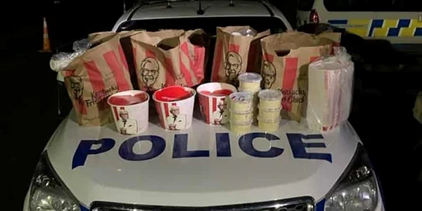 Poliţia neozeelandeză a oprit un vehicul suspect care avea în portbagaj o mare cantitate de mâncare de la KFC FOTO via The Guardian