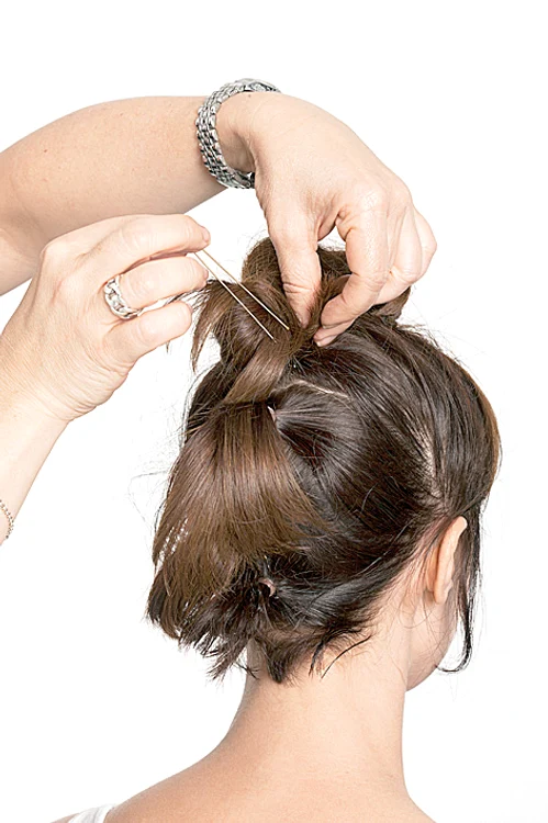 Repetă procedura  şi pentru următoarele  secţiuni de păr.