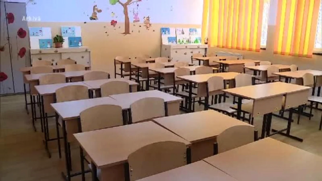 
    Liceul Tehnologic din Galați este închis pentru că nu are instalație de încălzire iar copiii fac țurțuri în clasă  