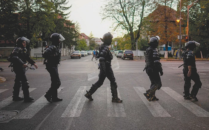 Poliţiştii din toată lumea îi caută şi pe infractorii români. FOTO: Profimedia