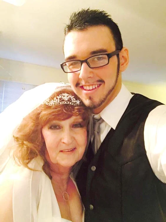 Mireasa a purtat rochie albă şi nu a făcut sex decât în noaptea nunţii cu alesul ei