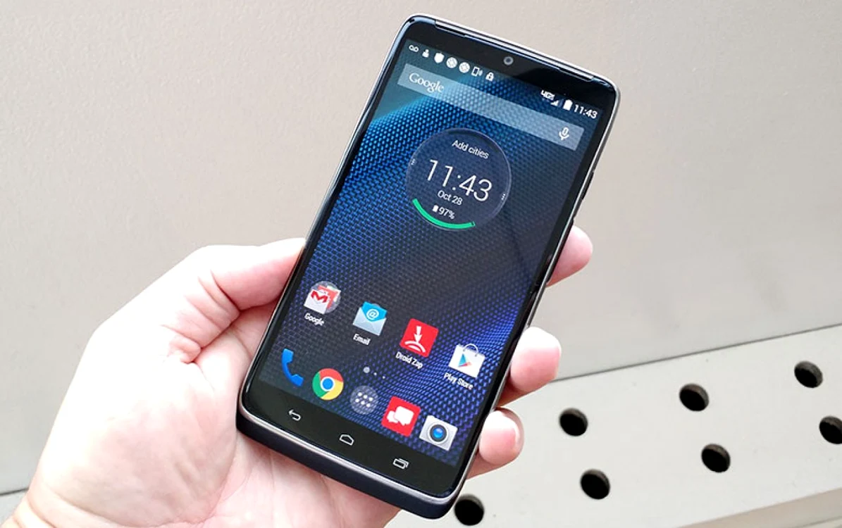 Motorola Droid Turbo are o baterie imensă şi aşa ar trebui să fie şi autonomia.