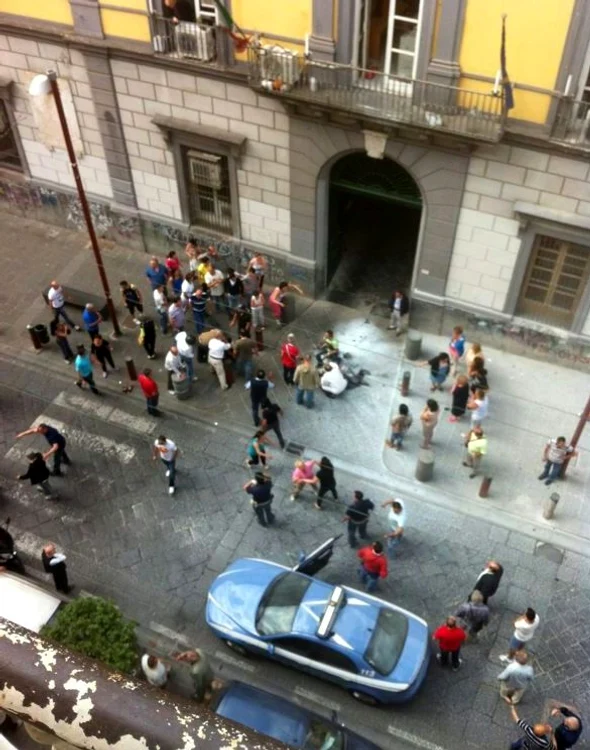 Un barbat s-a sinucis după ce s-a aruncat de la balcon