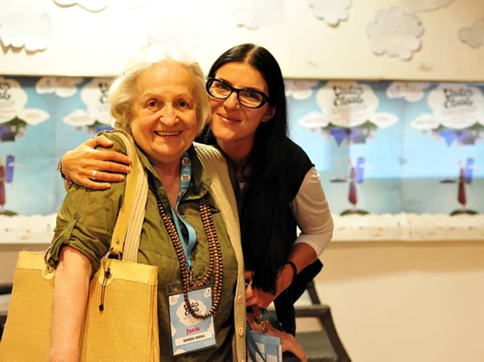 Chris Simion (în dreapta), președintele festivalului, și Sanda Manu, cunoscută regizoare și profesoară UNATC