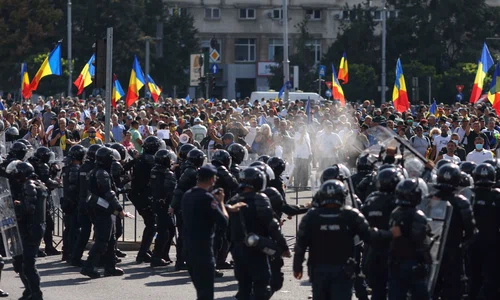 Ciocniri violente între forțele de ordine, fermieri și reprezentanți ai mișcărilor suveraniste, în București. FOTO Inquam Photos / George Călin