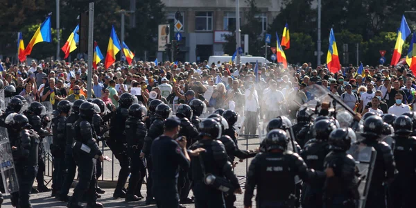 Ciocniri violente între forțele de ordine, fermieri și reprezentanți ai mișcărilor suveraniste, în București. FOTO Inquam Photos / George Călin