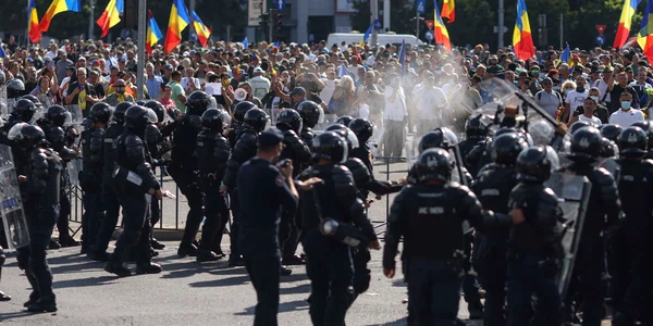 Ciocniri violente între forțele de ordine, fermieri și reprezentanți ai mișcărilor suveraniste, în București. FOTO Inquam Photos / George Călin