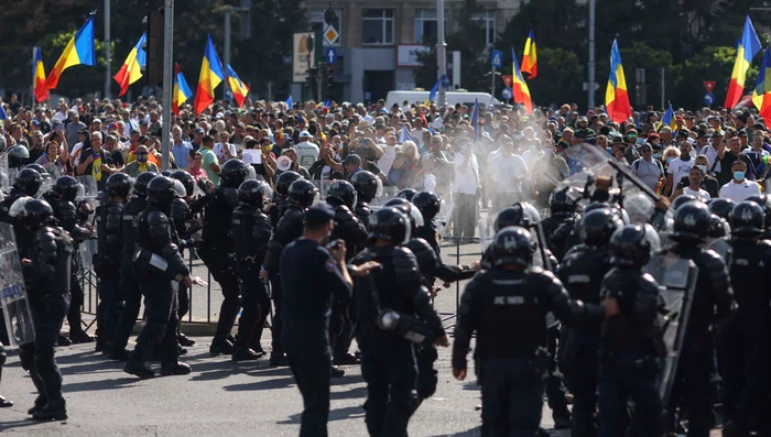 Ciocniri violente între forțele de ordine, fermieri și reprezentanți ai mișcărilor suveraniste, în București. FOTO Inquam Photos / George Călin