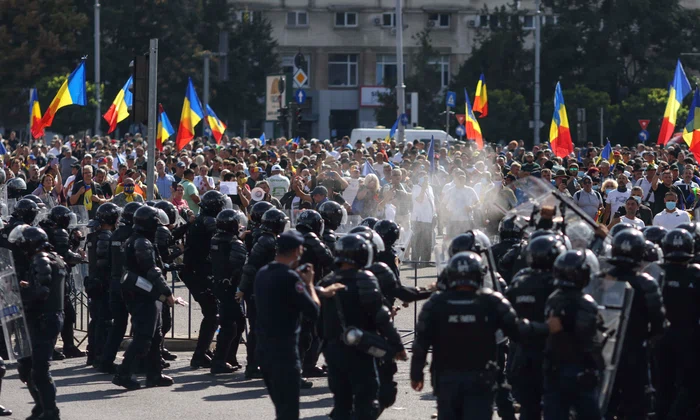 Ciocniri violente între forțele de ordine, fermieri și reprezentanți ai mișcărilor suveraniste, în București. FOTO Inquam Photos / George Călin