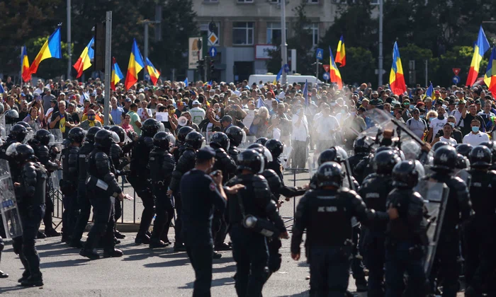 Ciocniri violente între forțele de ordine, fermieri și reprezentanți ai mișcărilor suveraniste, în București. FOTO Inquam Photos / George Călin