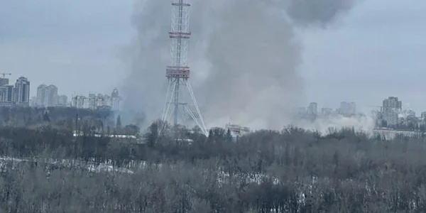 turnul TV din Kiev lovit de rachete foto Twitter
