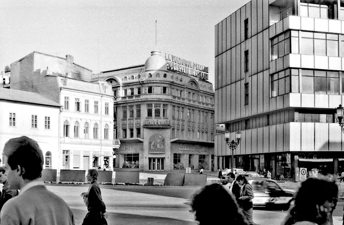 Adulții își amintesc și astăzi celebrul magazin ”La vulturul de mare cu peștele în ghiare”, un magazin foarte popular din centrul CapitaleiFOTO: historia.ro