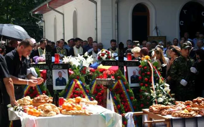 Funeraliile militarilor decedaţi în accidentul aviatic