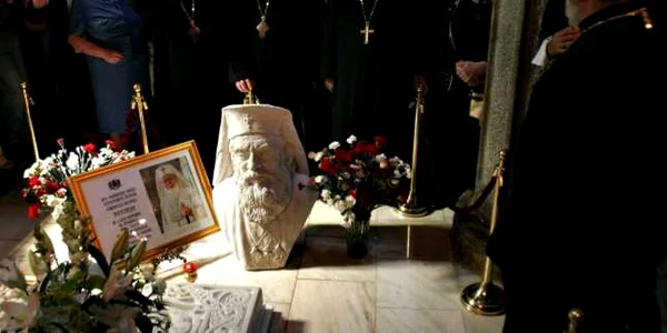 mormant patriarhul teoctist Membrii Sfantului Sinod se roaga la mormantul Patriarhului Teoctist
