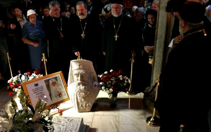 Membrii Sfantului Sinod se roaga la mormantul Patriarhului Teoctist, in cadrul slujbei de pomenire la 40 de zile de la trecerea in vesnicie a Patriarhului, in Bucuresti, marti, 11 septembrie 2007. FOTO MEDIAFAX