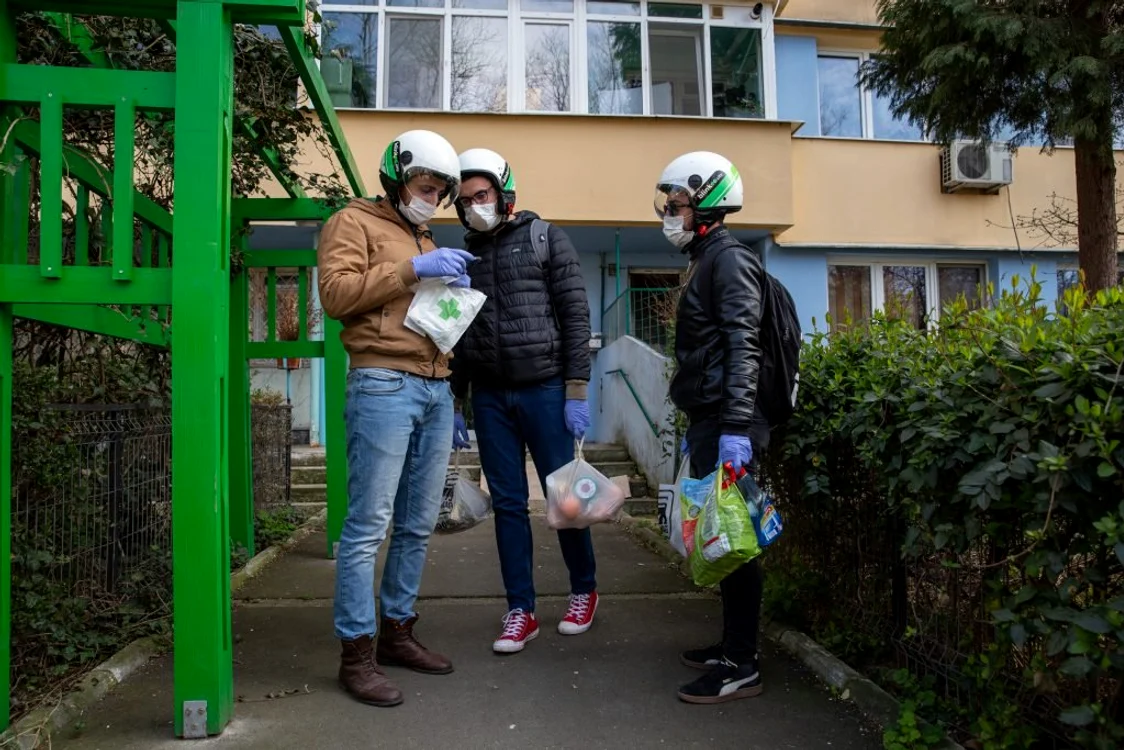 
    Studenții din toată țara s-au mobilizat să ajute persoanele vulnerabile, cărora le fac cumpărăturifoto: ascb.ro  