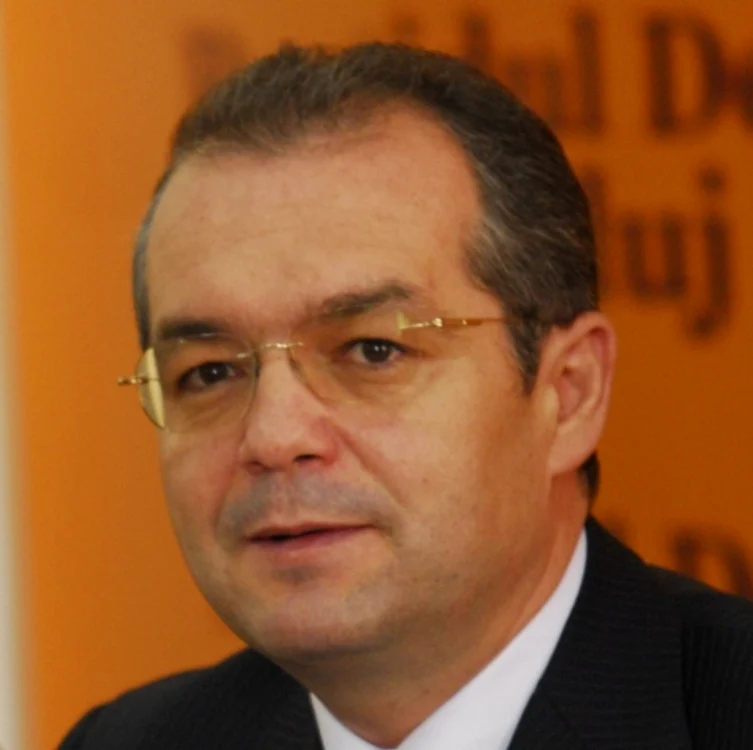 
    Premierul Emil Boc a dat asigurări că lefurile dascălilor nu vor fi ciuntite  