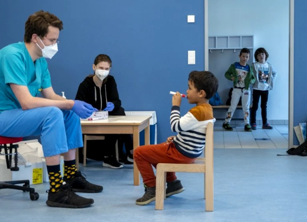 Austria testează copiii din creşe cu ajutorul unor teste de tip suzetă sau acadea. FOTO: JOE KLAMAR / AFP