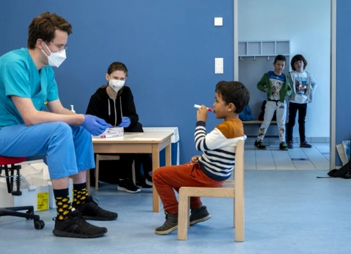 Austria testează copiii din creşe cu ajutorul unor teste de tip suzetă sau acadea. FOTO: JOE KLAMAR / AFP