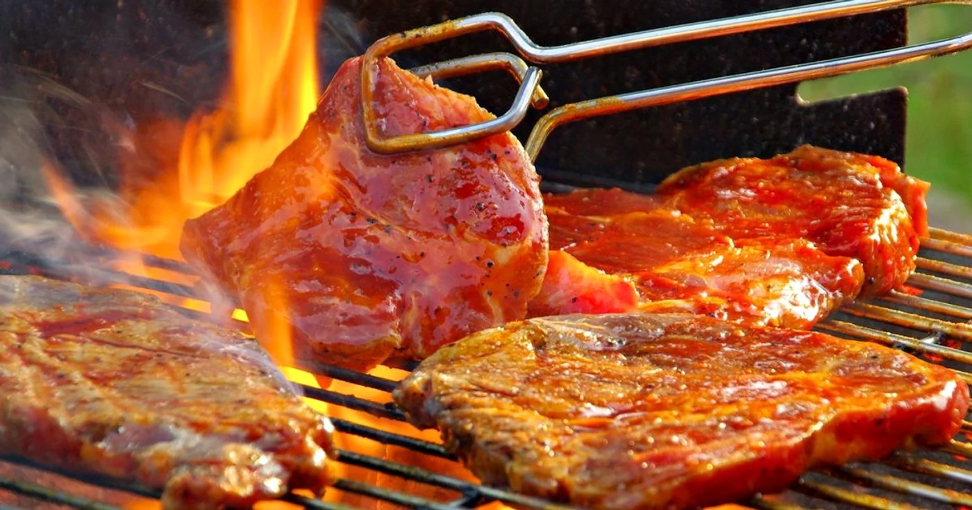 Nu folosiţi furculiţa pentru a întoarce carnea pe grătar, ci un cleşte pentru friptură, altfel carnea se va usca. FOTO wallconvert.com