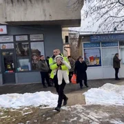 Polițist local din Iași salvează un bebeluș dintr un incendiu izbucnit pe Șoseaua Nicolina FOTO: Facebook/Adminis.ro