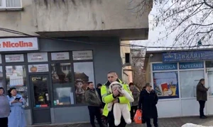 Polițist local din Iași salvează un bebeluș dintr un incendiu izbucnit pe Șoseaua Nicolina FOTO: Facebook/Adminis.ro