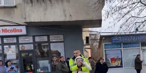 Polițist local din Iași salvează un bebeluș dintr un incendiu izbucnit pe Șoseaua Nicolina FOTO: Facebook/Adminis.ro