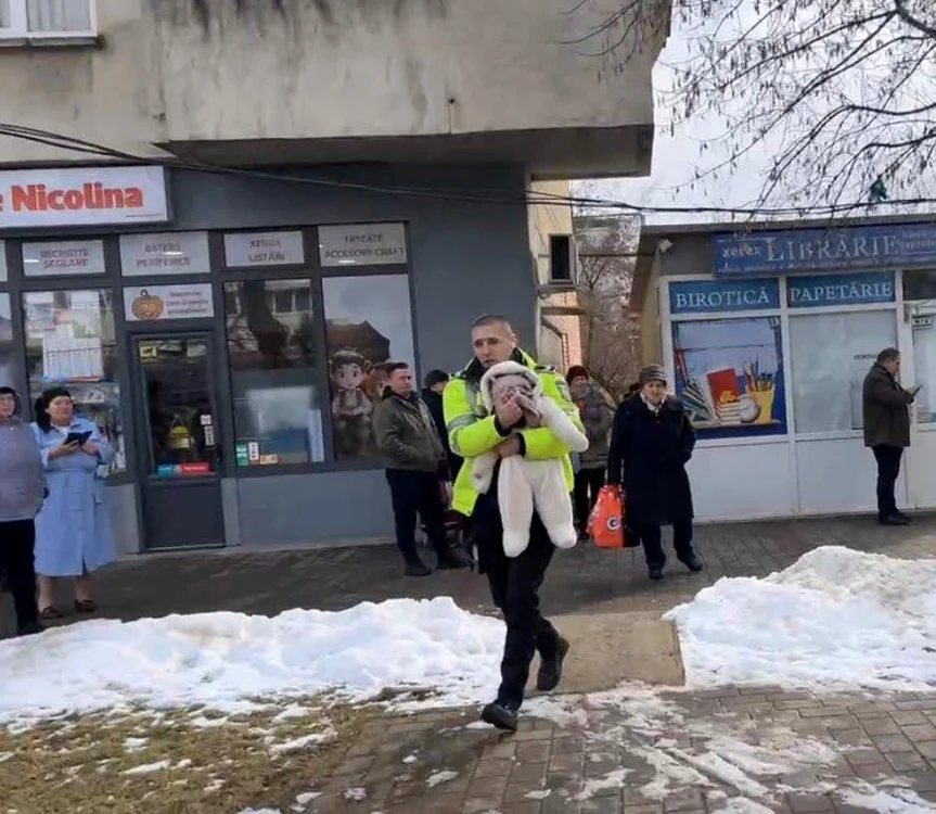 Bebelușul a fost evacuat în siguranță, fără să fie rănit. FOTO: Facebook/Adminis.ro