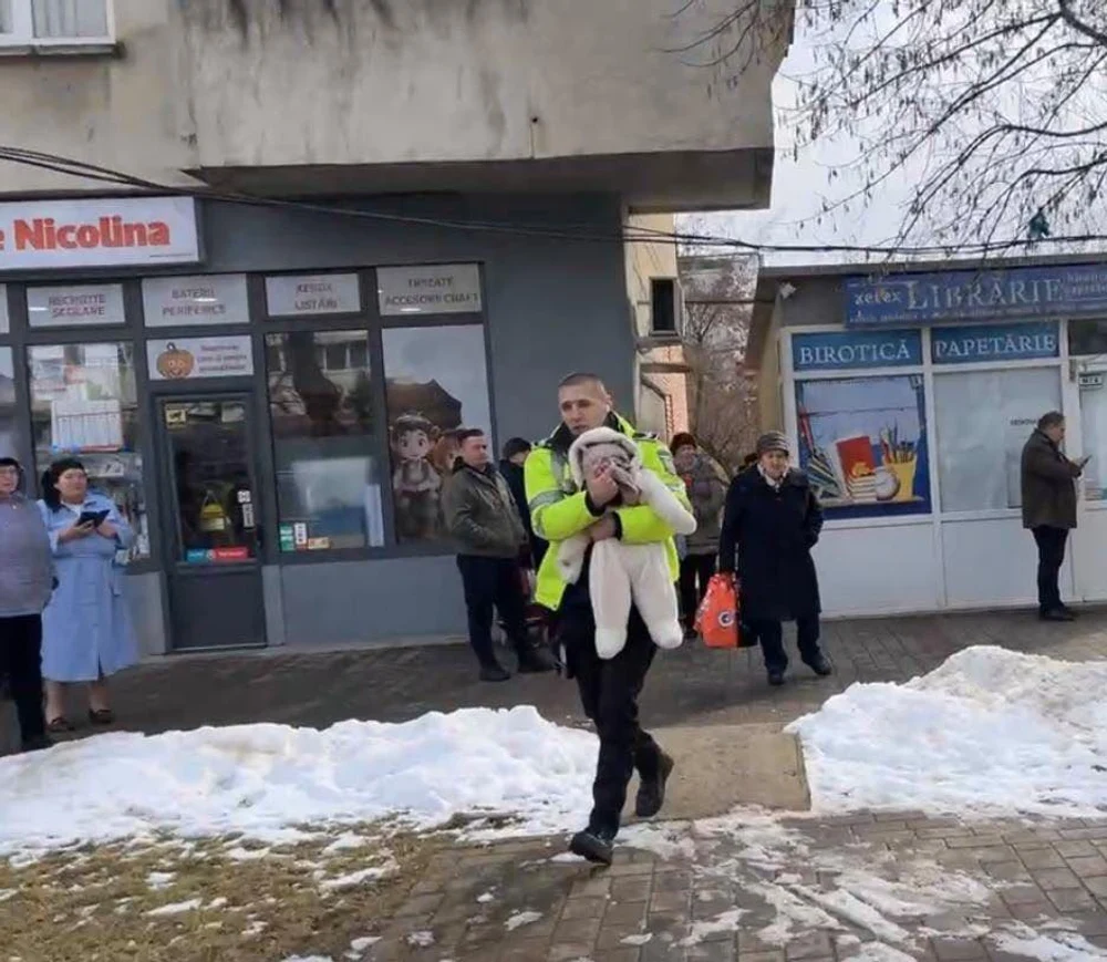 Un polițist local din Iași a salvat un bebeluș dintr-un incendiu. Un apartament a fost cuprins de flăcări pe Șoseaua Nicolina