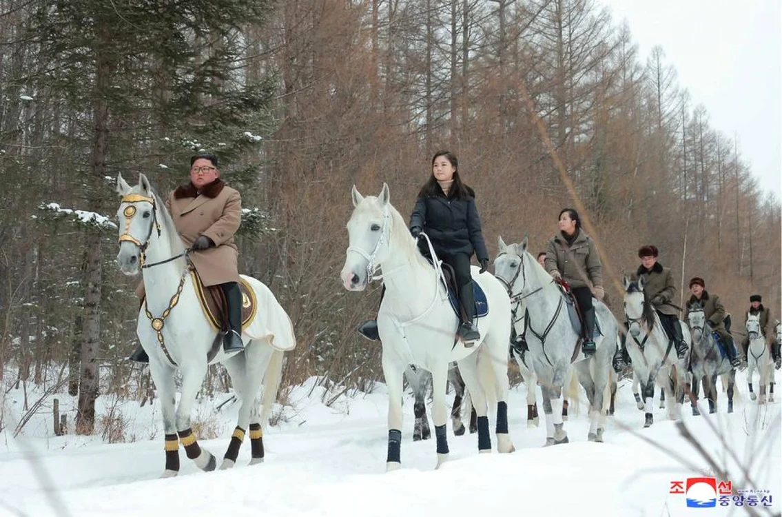 Kim Jong și unii dintre apropiații săi, fotografiați în timp ce călăreau FOTO EPA-EFE