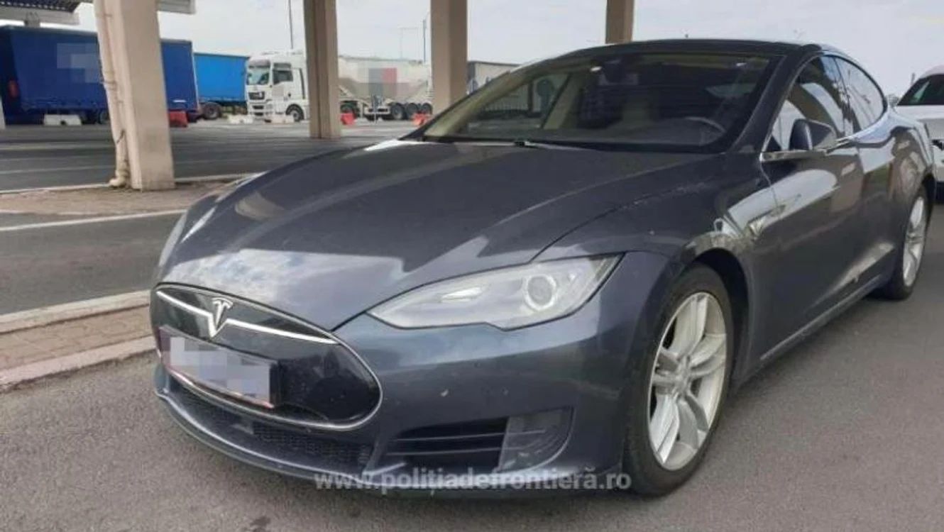 
    Două mașini Tesla au fost confiscate la vama GiurgiuFOTO: Poliția de Frontieră  
