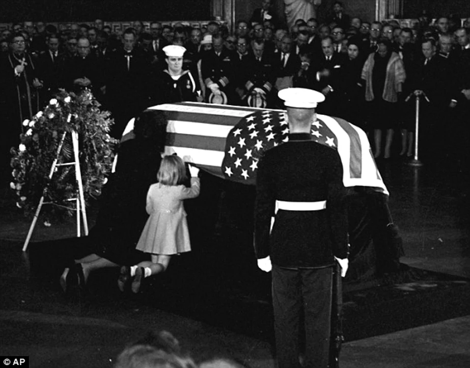 Imagine de la ceremonia funerara in memoria lui JFK