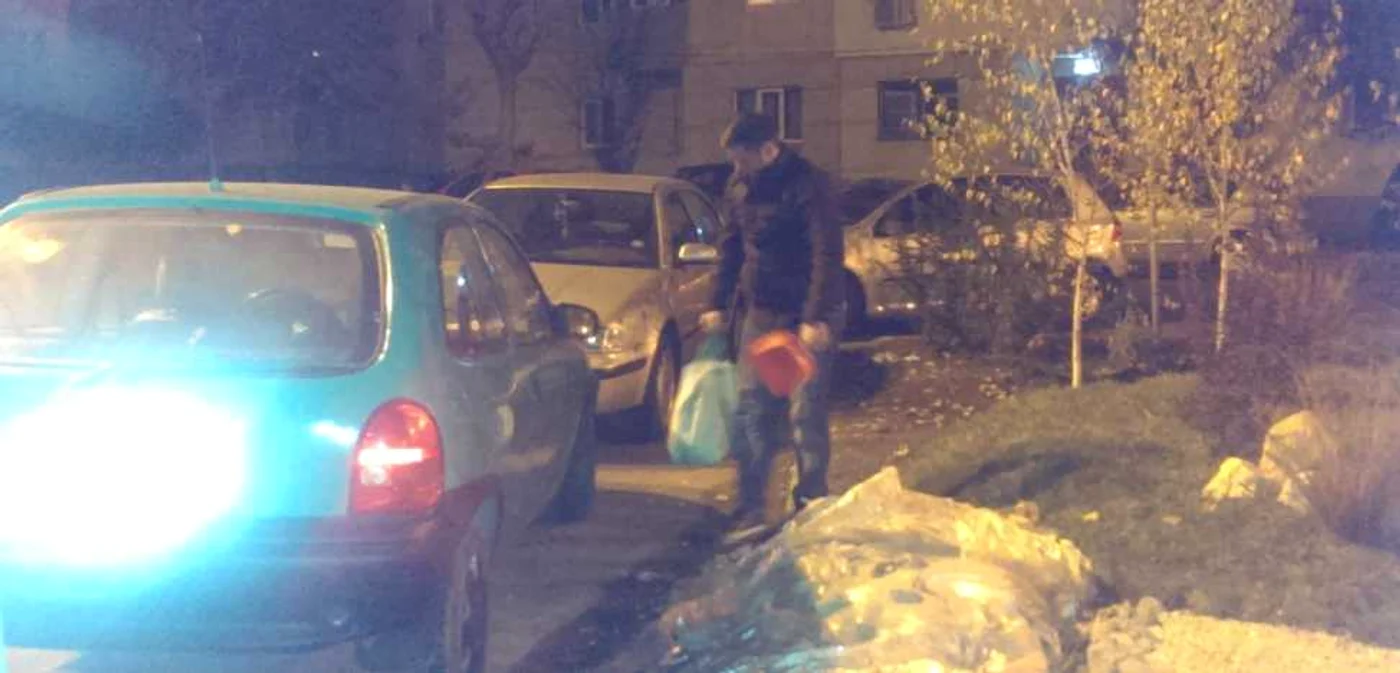 Persoana a fost surprinsă în timp ce pleca cu o sacoşă de piatră decorativă de pe un spaţiu verde, recent reamenajat. FOTO SGU Ploieşti