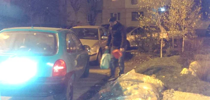 Persoana a fost surprinsă în timp ce pleca cu o sacoşă de piatră decorativă de pe un spaţiu verde, recent reamenajat. FOTO SGU Ploieşti