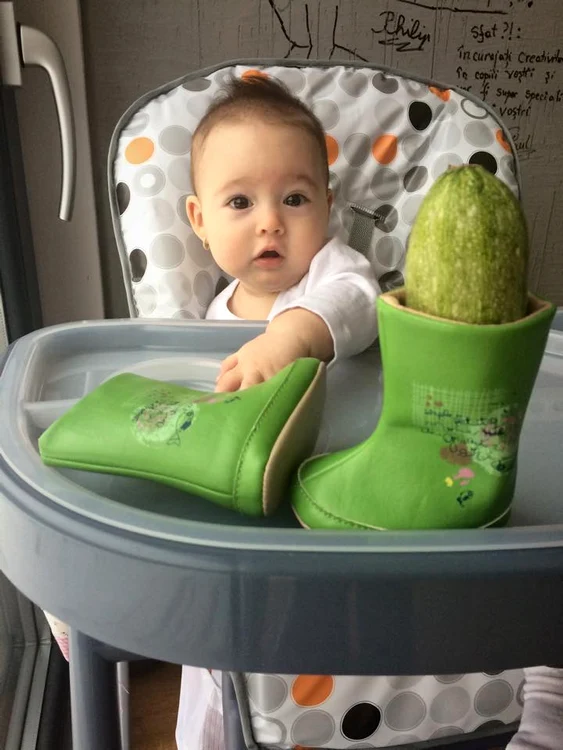 Micuţa Natalia a primit un dovlecel de la Mos Nicolae