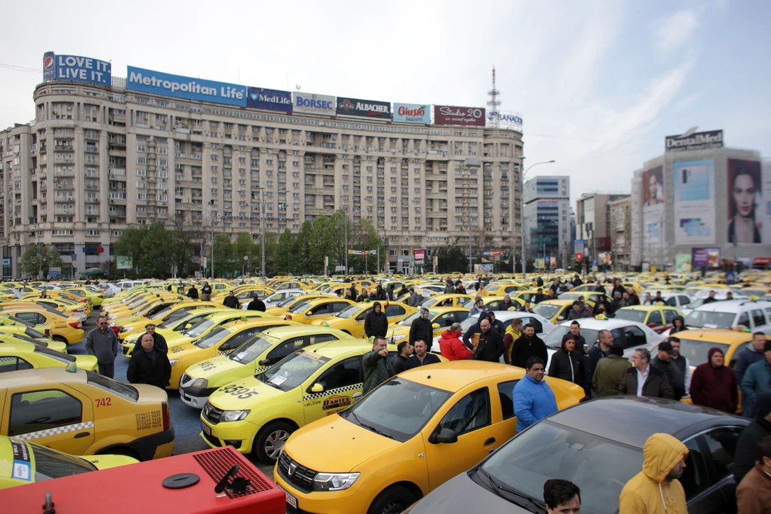 
    Taximetriştii au venit în Piaţa Victoriei, fiind nemulţumiţi de Uberfoto: inquam  