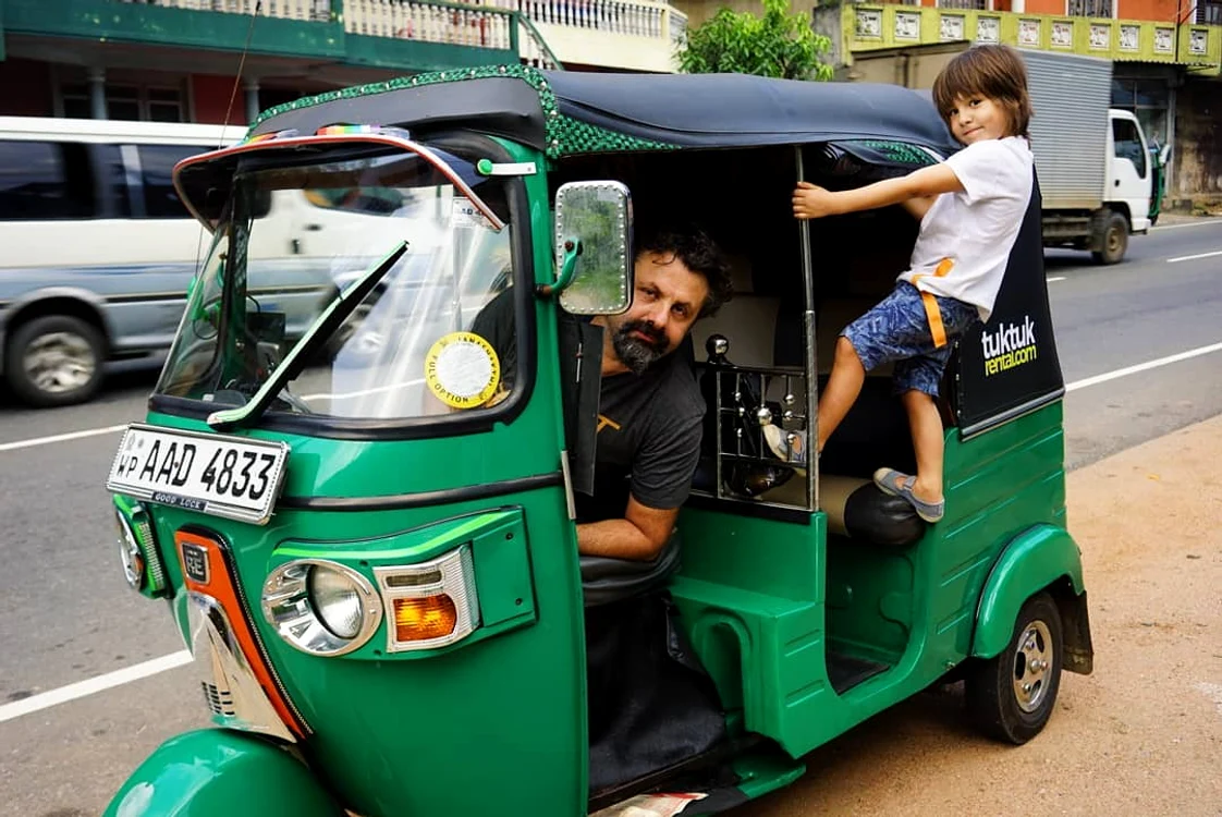 Cum numai câteva zile în urmă, Vlad se plimba cu tuk tuk-ul prin Sri Lanka
