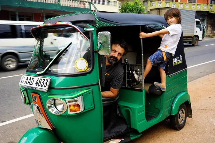 Cum numai câteva zile în urmă, Vlad se plimba cu tuk tuk-ul prin Sri Lanka