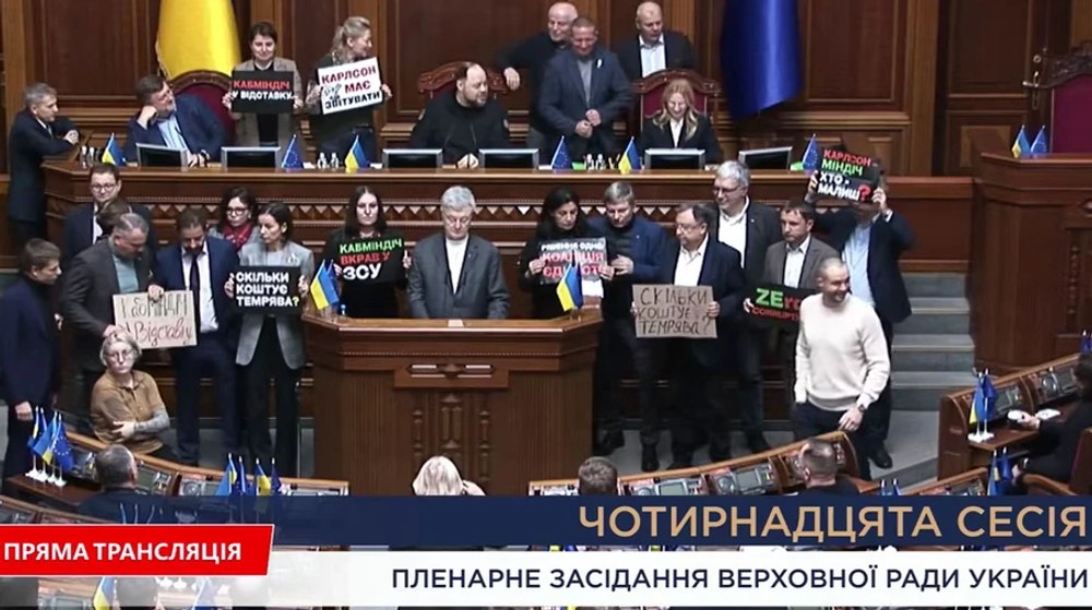 Deputații formațiunii lui Petro Poroșenko au blocat ședința Parlamentului și au cerut demisia guvernului ucrainean