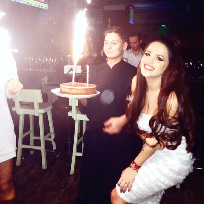 
    Diana a primit un tort modest, de ziua eiFOTO: Arhiva personală  