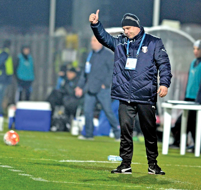 
    Marius Șumudică  intenționează să ia  o pauză de fotbal  