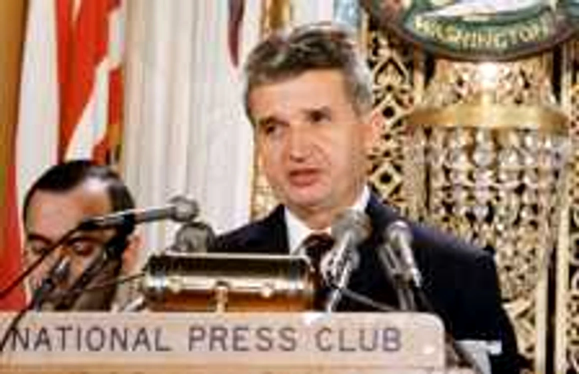 În
faţa presei vestice, Ceauşescu se prezenta a fi un reformator. Acasă înăsprea
ideologizarea mass-media