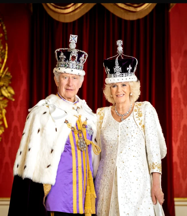 Portretul oficial de după Încoronare al Regelui Charles și al Reginei Camilla
