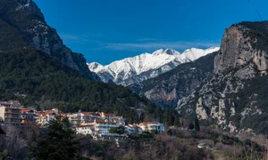 Orașul Litochoro și vârful înzăpezit al muntelui Olimp (© Vasileios Triantafyllou / Protected Area Management Units / UNESCO)