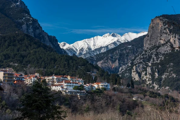 Orașul Litochoro și vârful înzăpezit al muntelui Olimp (© Vasileios Triantafyllou / Protected Area Management Units / UNESCO)