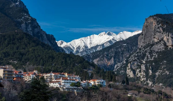 Orașul Litochoro și vârful înzăpezit al muntelui Olimp (© Vasileios Triantafyllou / Protected Area Management Units / UNESCO)