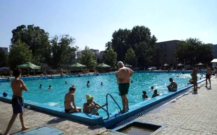 Preţul unui bilet de intrare la ştrand porneşte de la zece lei FOTO Arhivă