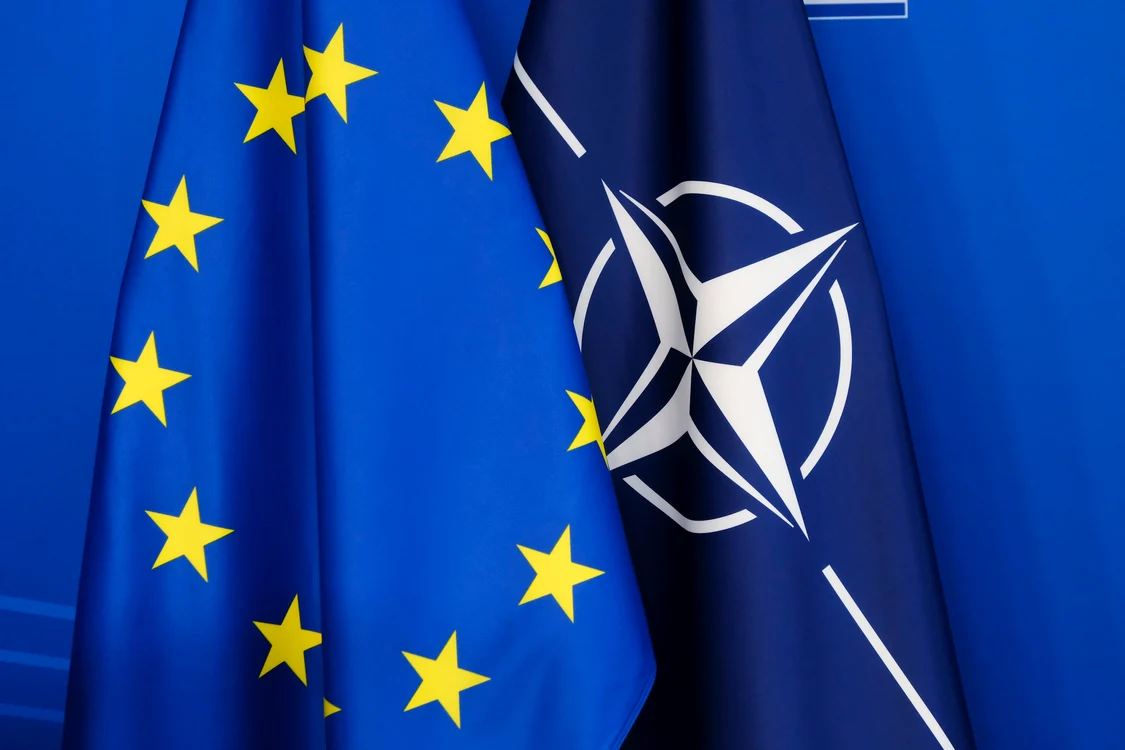 Drapelul Uniunii Europene alături de cel al NATO Foto Shutterstock