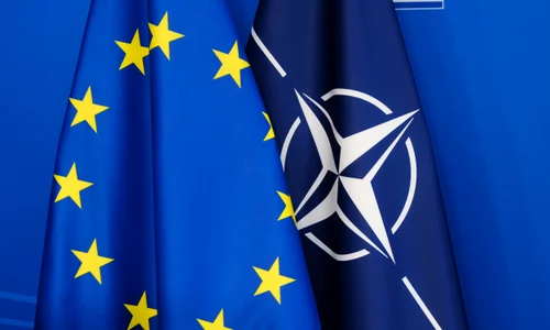 drapel al nato si al uniuneii europene foto shutterstock jpg